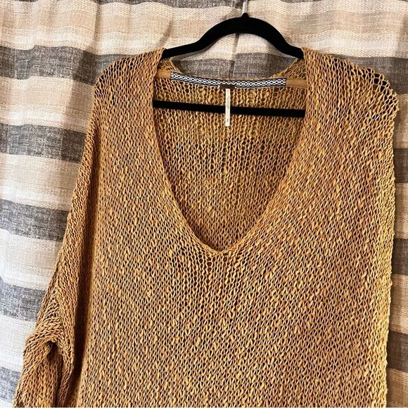 Free People Tan Assymetrical Hem Open Knit Sweater Size Small - Picture 3 of 6